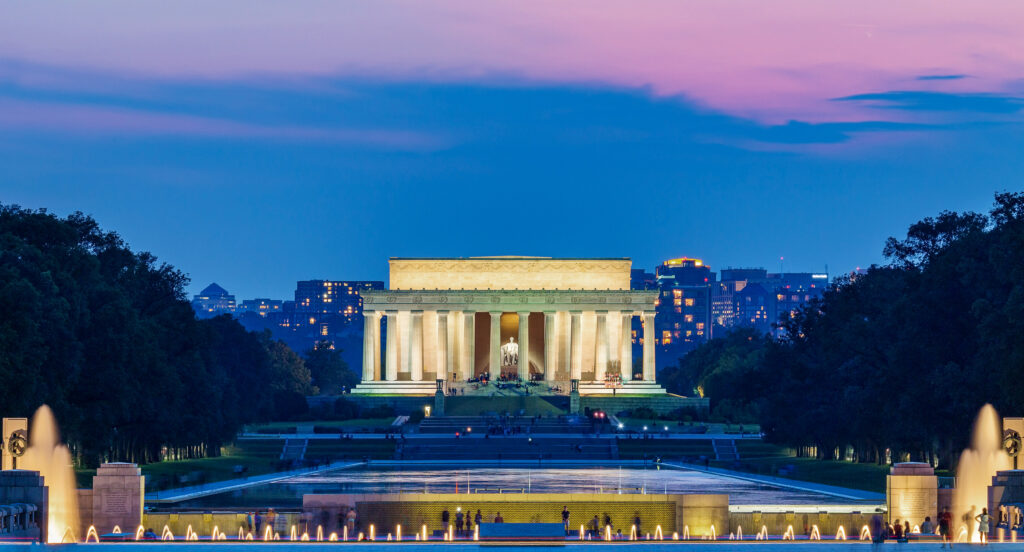Top 10 Best Places to Visit in the USA – Complete USA Travel Guide lincoln memorial at night. long exposure photography.